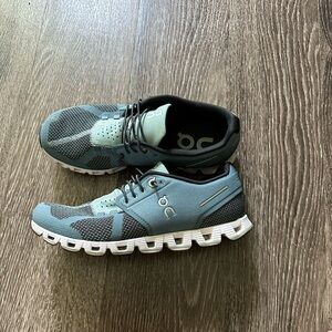 On Cloud women’s shoe. Size 9